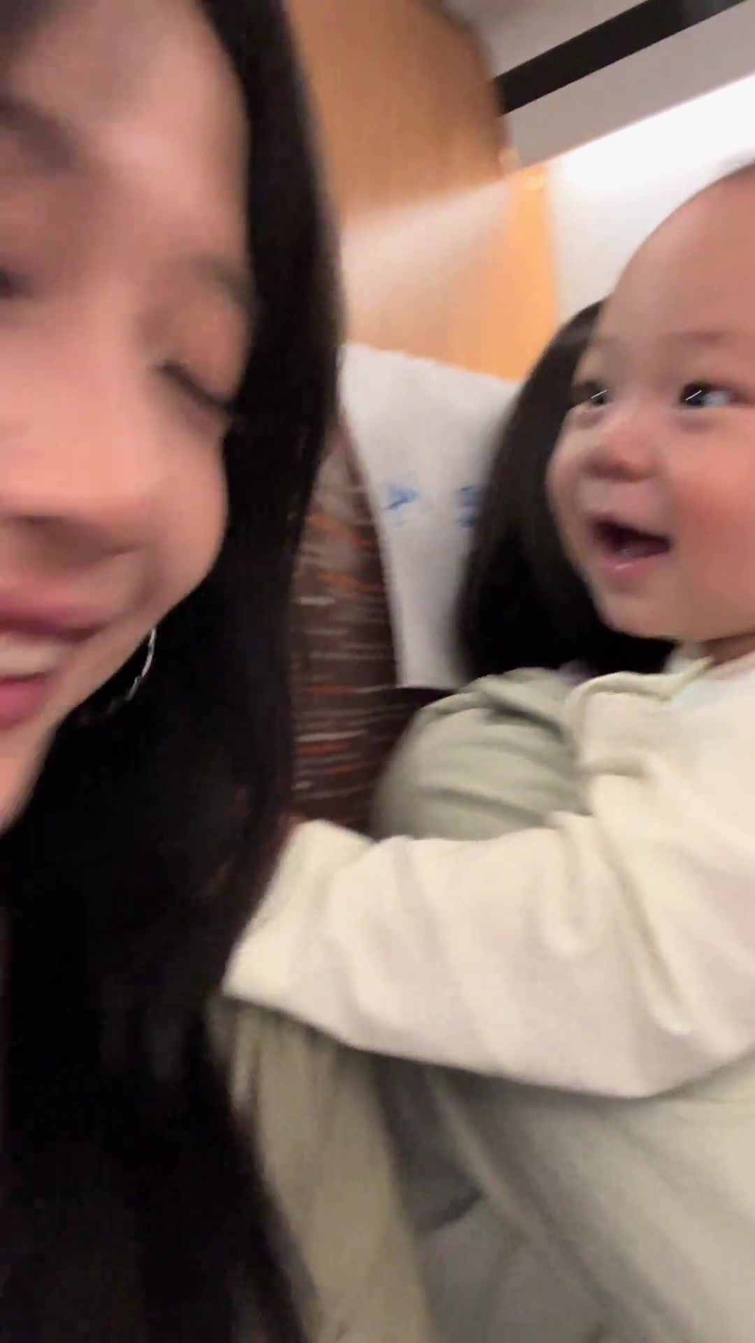 好可爱的小孩，好可爱的小姐姐