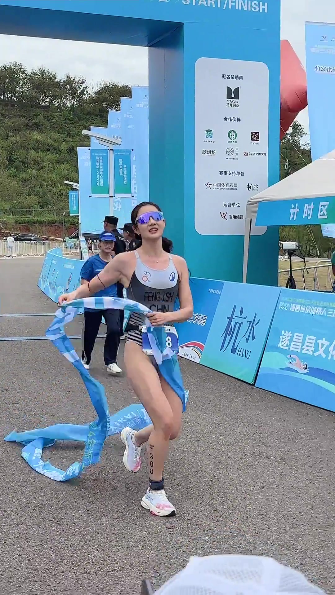 美女铁人三项运动员冯竟爽跟着她跑我能跑得飞快！