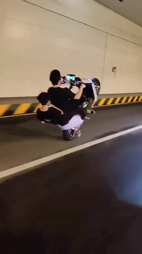 鬼火少年大马路上玩翘头，太危险了吧！！摔了怎么办！！