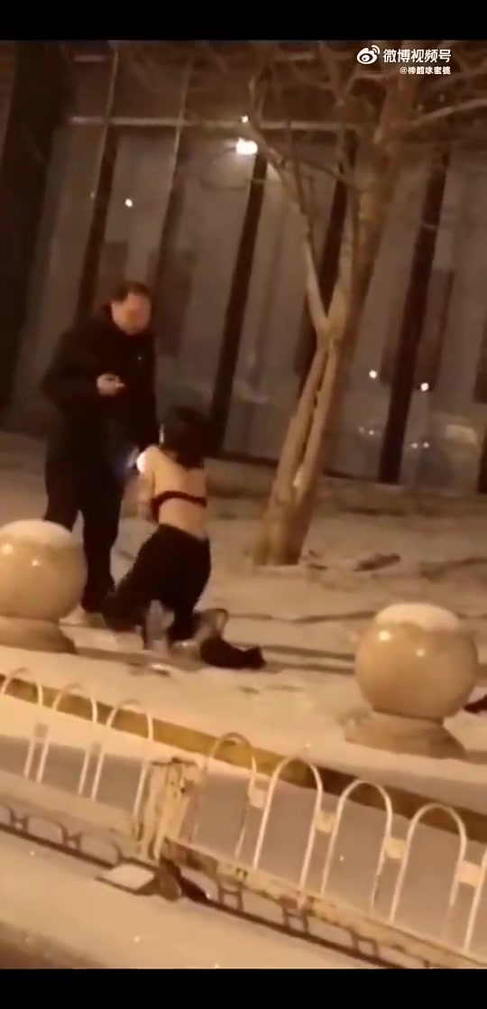 衣着单薄的女子与男子发生争吵，发生什么事了