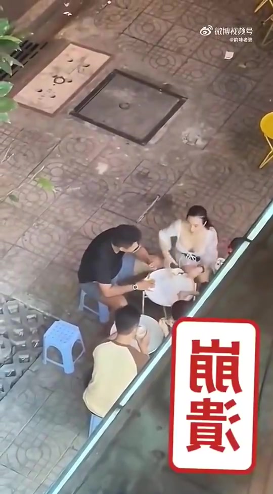 被楼上偷拍！！女子楼下吃宵夜时被楼上偷拍下来了，太可恶了