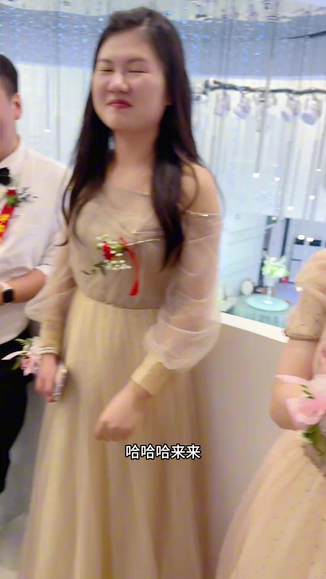 可爱漂亮的伴娘不小心戴错了新娘的胸花，哈哈太可爱了