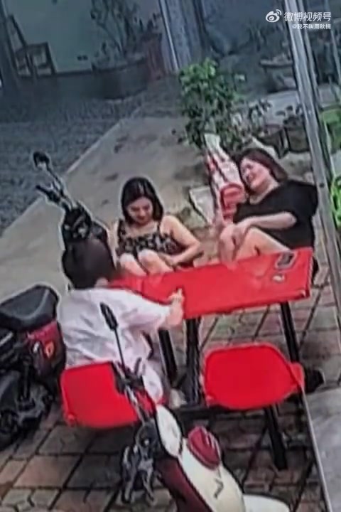 桌子没装好是主因，坐没坐相也是关键因素