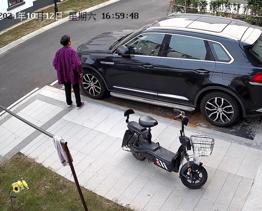 奶奶听到门口一直馒头馒头的叫，忍不住诱惑决定买几个尝尝