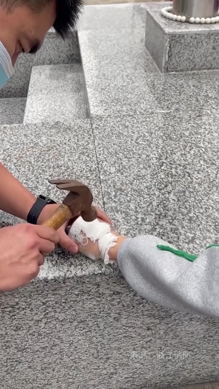 这年头还有手卡玻璃瓶里网友：应该是大学生！
