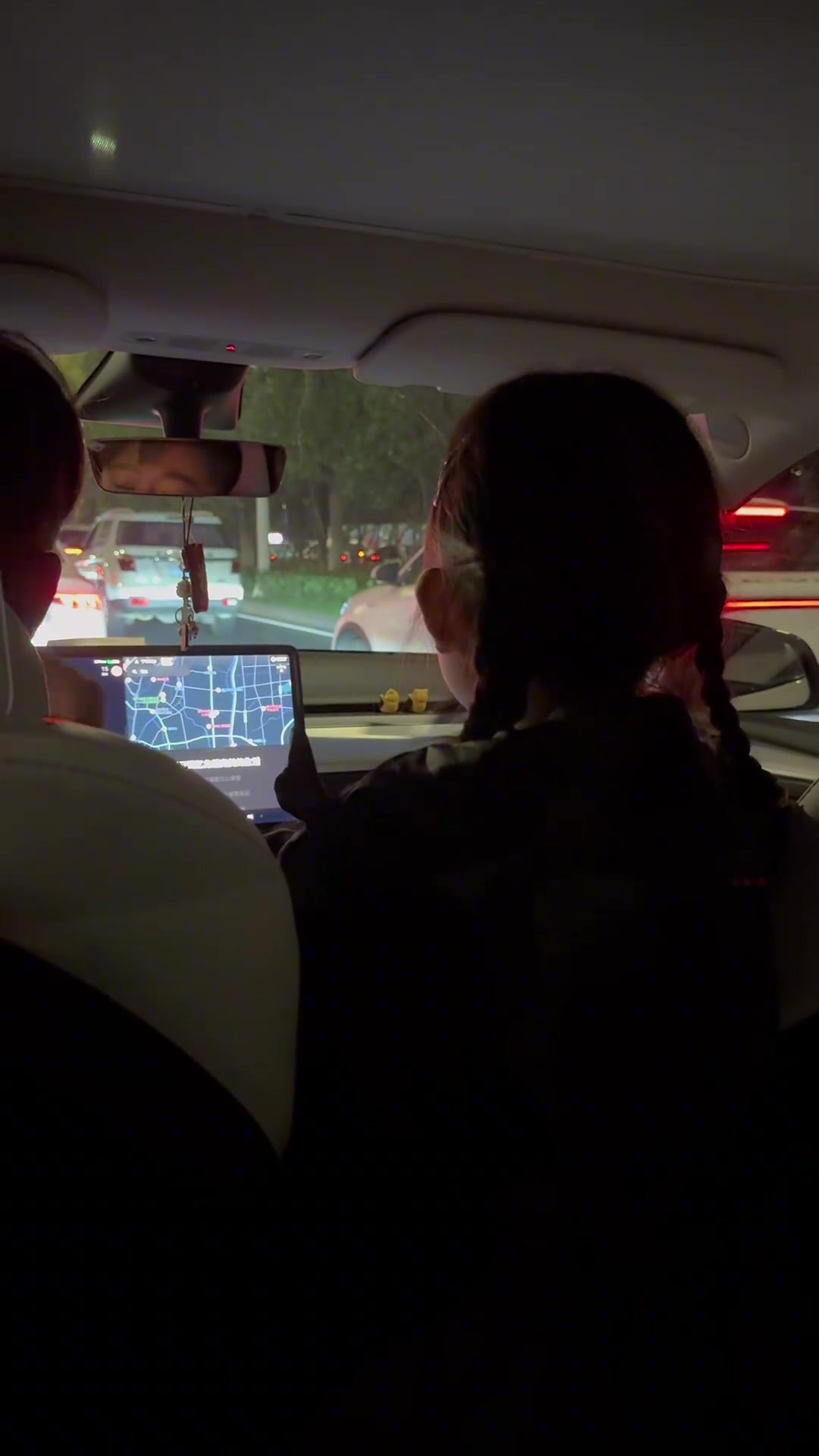 宝妈录下这温馨的一幕，五岁小孩和他爸的较量
