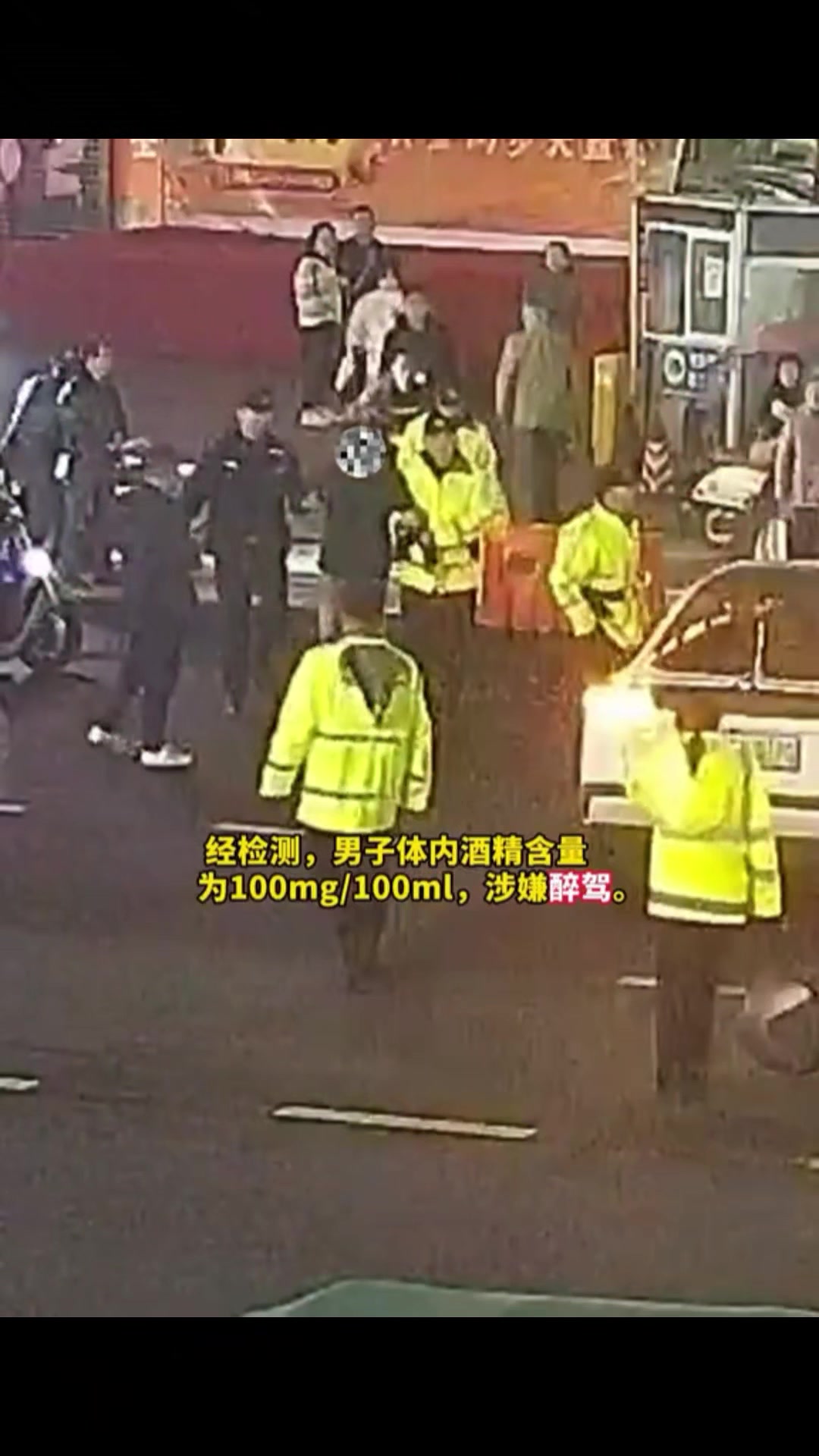 男子醉驾撞车，企图悄悄逃离现场，被民警快速反应