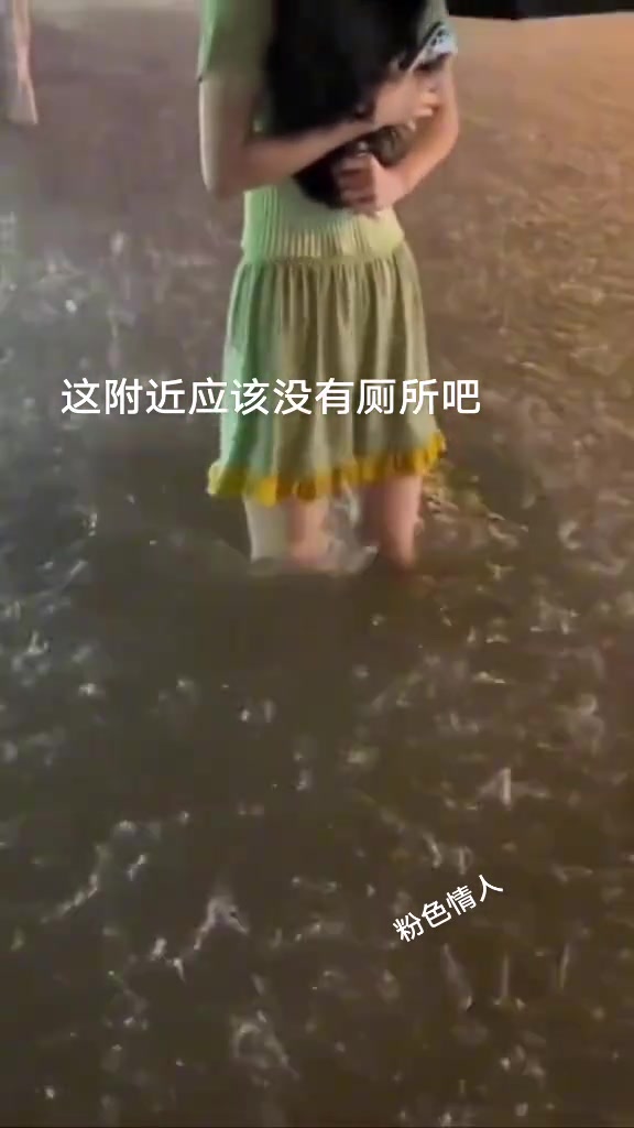 雨水都没过膝盖了，还是先找个高一点的地方要紧！