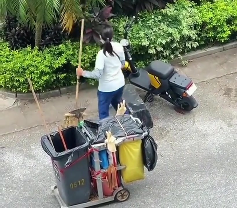 环卫工的迷惑行为，她是打算晚点再过来拿头盔