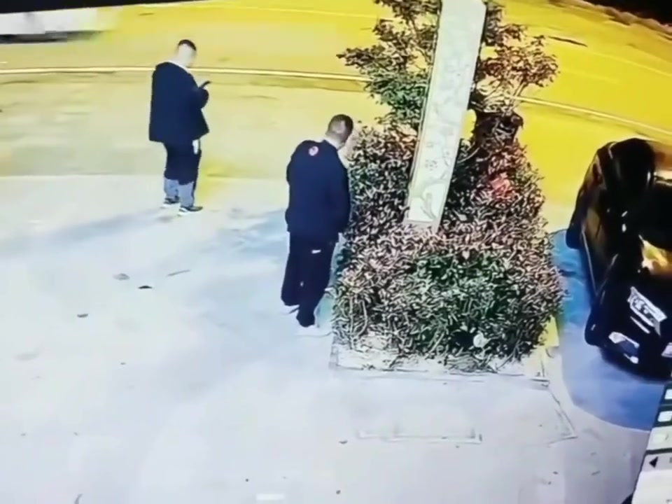 酒还是别喝多的好！不然很容易“浇”到朋友