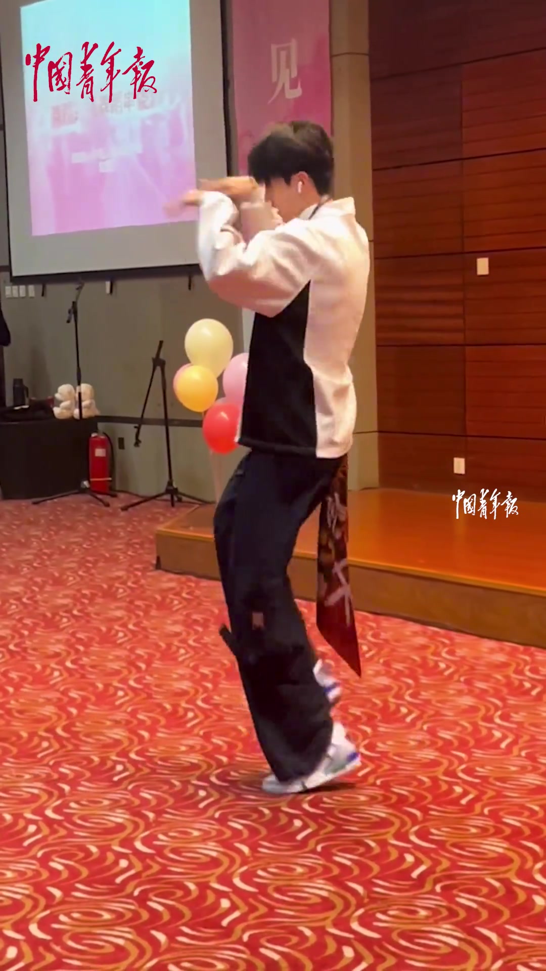 高校新生舞会大二男生表演街舞，这下直接获得大学四年优先权！！