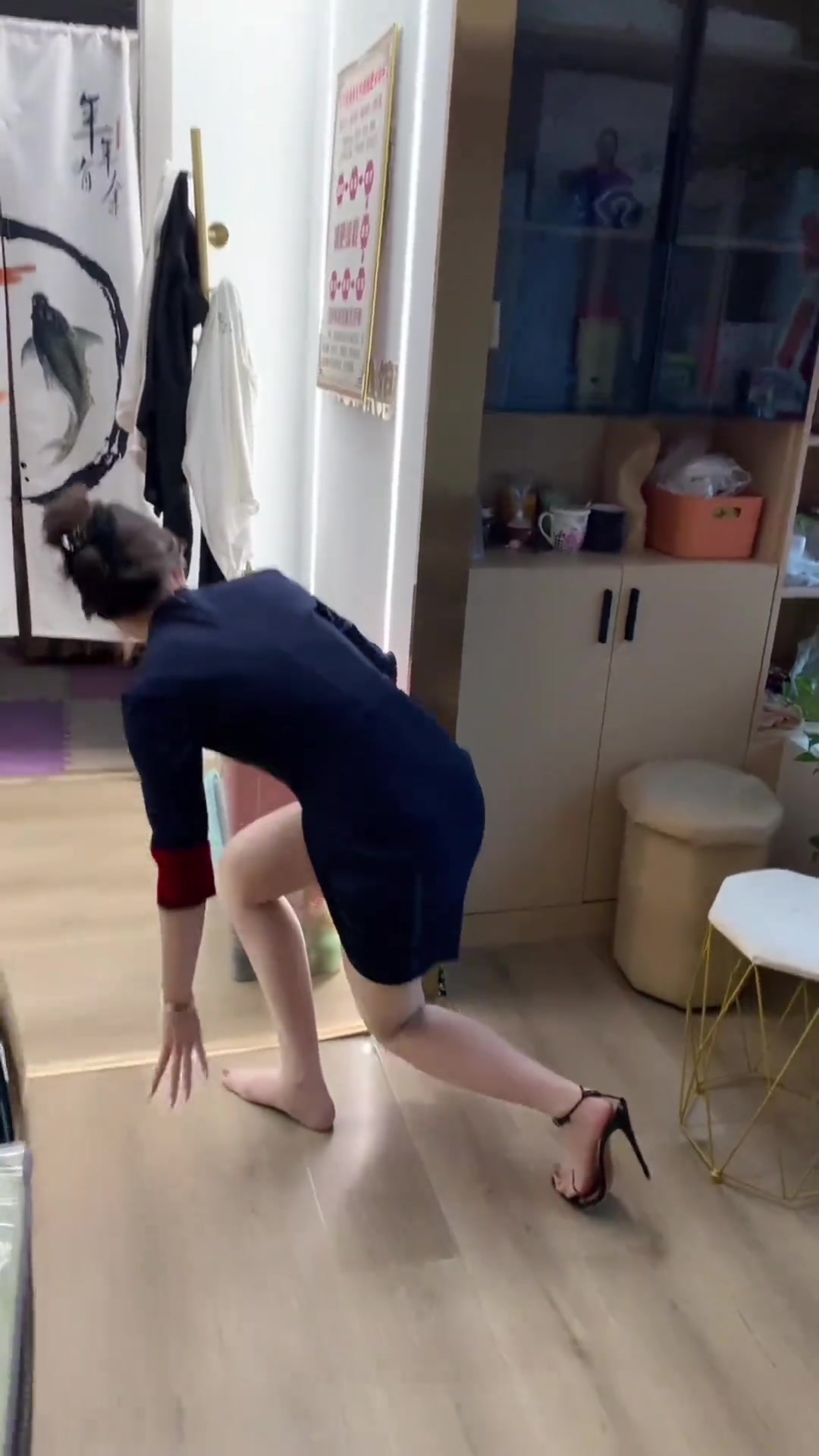 风韵犹存失败！这老板娘的高跟鞋被动了手脚
