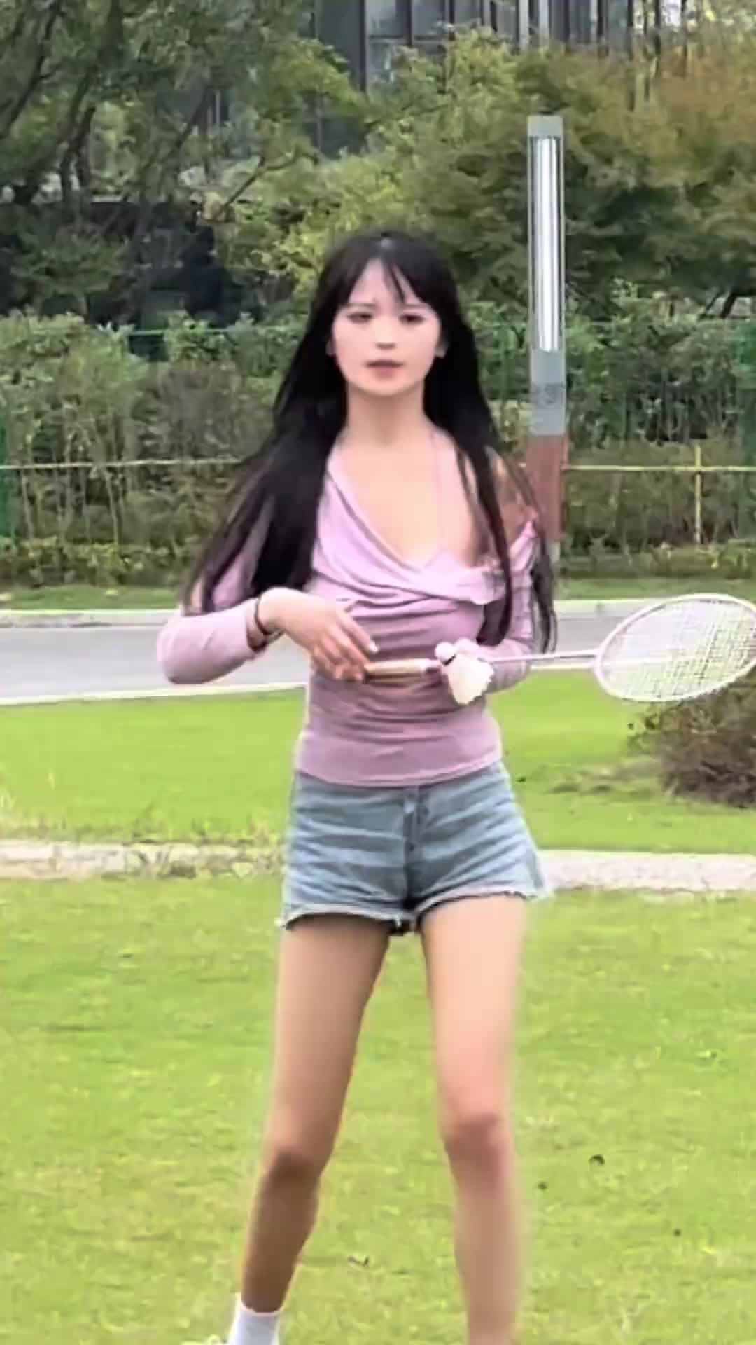 老奸巨猾啊！小姐姐打羽毛球的穿搭可真特别