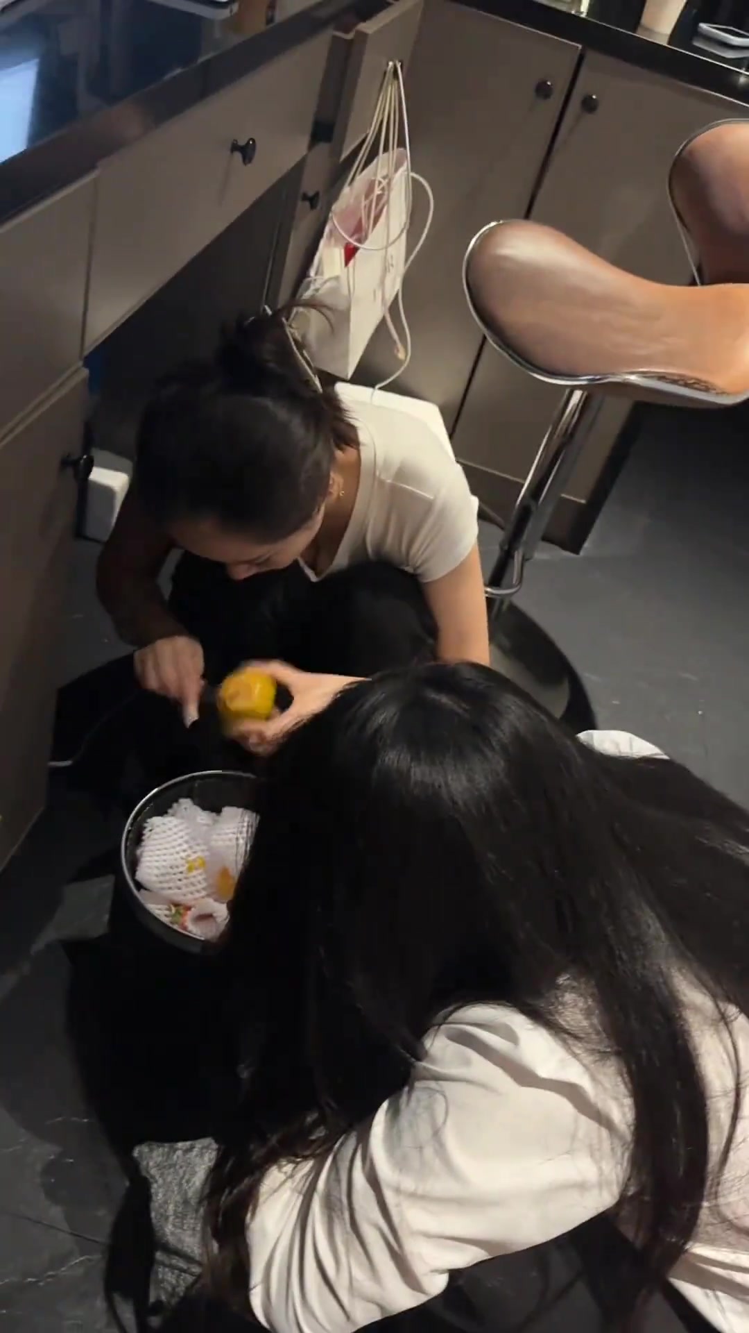 她们削的是什么水果