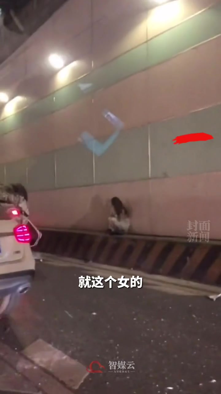 一辆车从桥上翻下砸中宝马，疑肇事女司机瑟缩在案发地