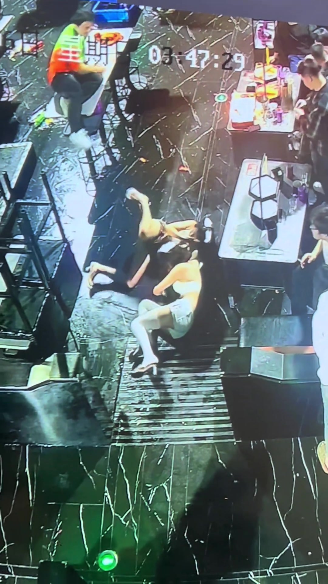 这大哥怎么先点了根烟再去扶两个小姐姐