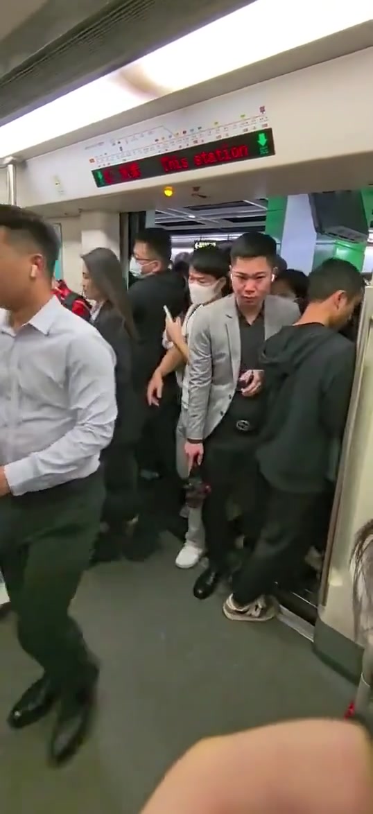 先下后上不知道吗！！把下车的乘客活活挤回去了