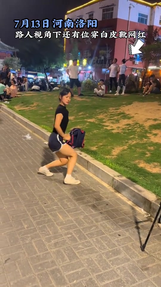 女网红闹市区开直播旁若无人跳舞，没有音乐的情况下，显得很尴尬
