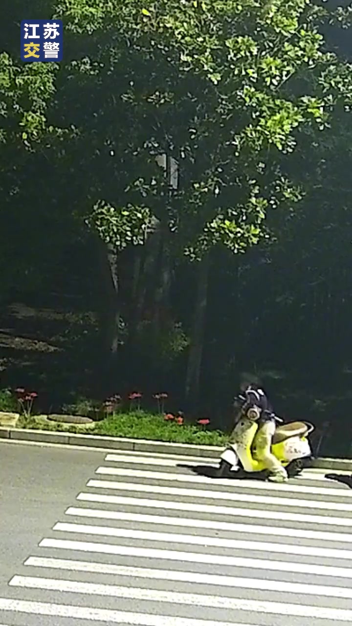 男子酒后驾驶电动车，左右摇晃翻车受伤住院！