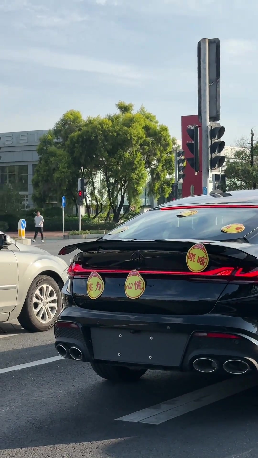 把后面的小姐姐吓得不敢动了