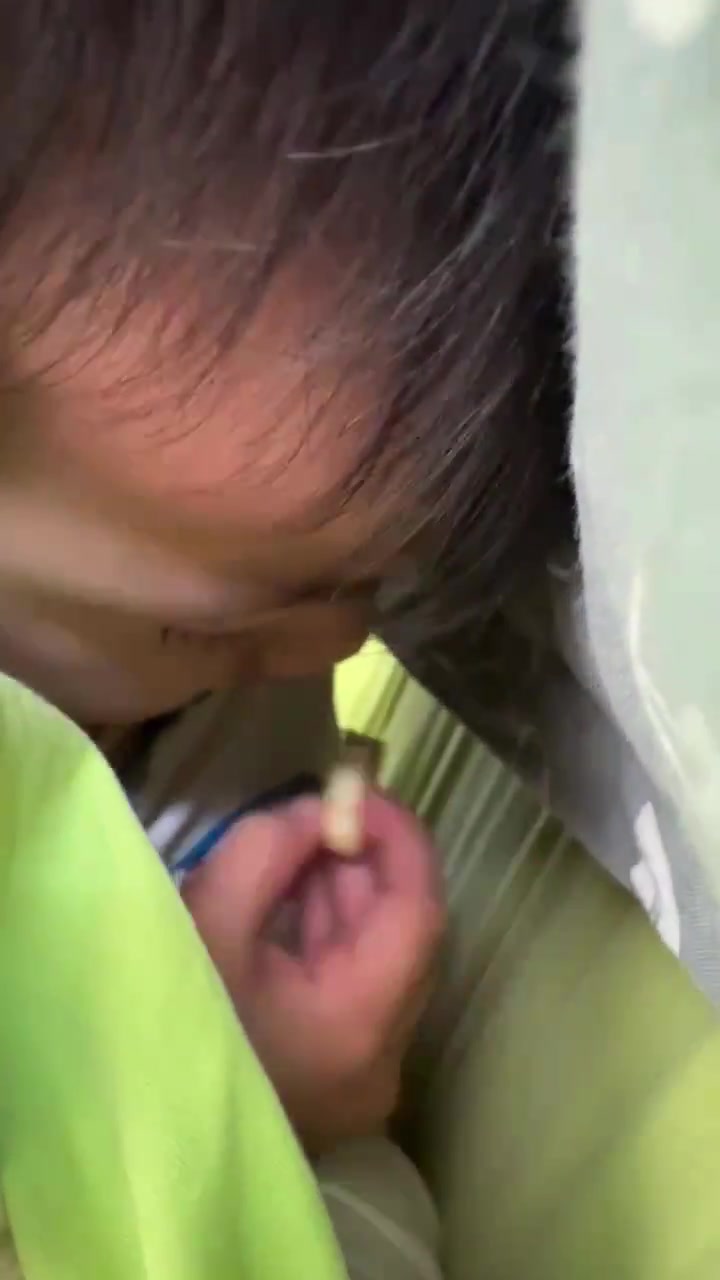 小朋友午睡时偷吃被老师发现，拍下来发给家长