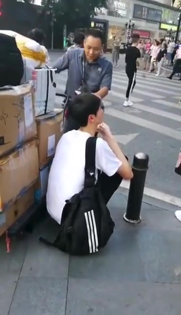 兄弟，地上的保温杯忘记拿了！