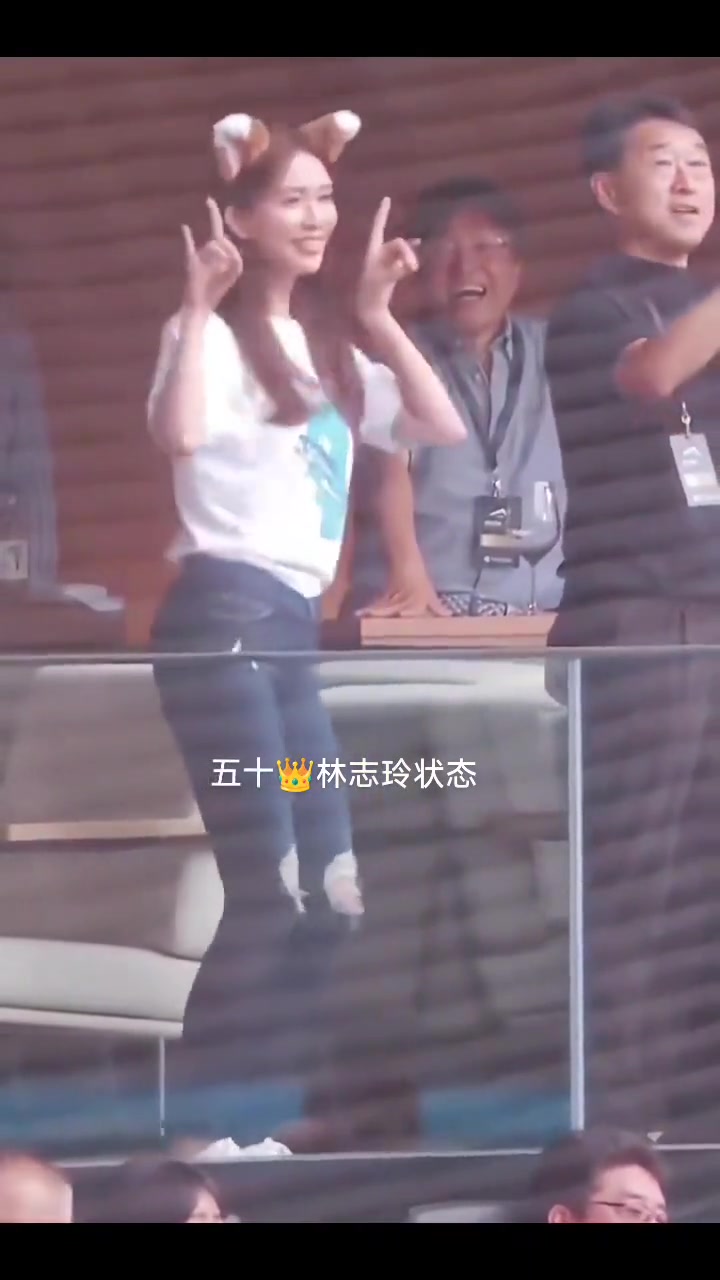 五十岁的林志玲状态还是那么好后面这大哥笑得太幸福了