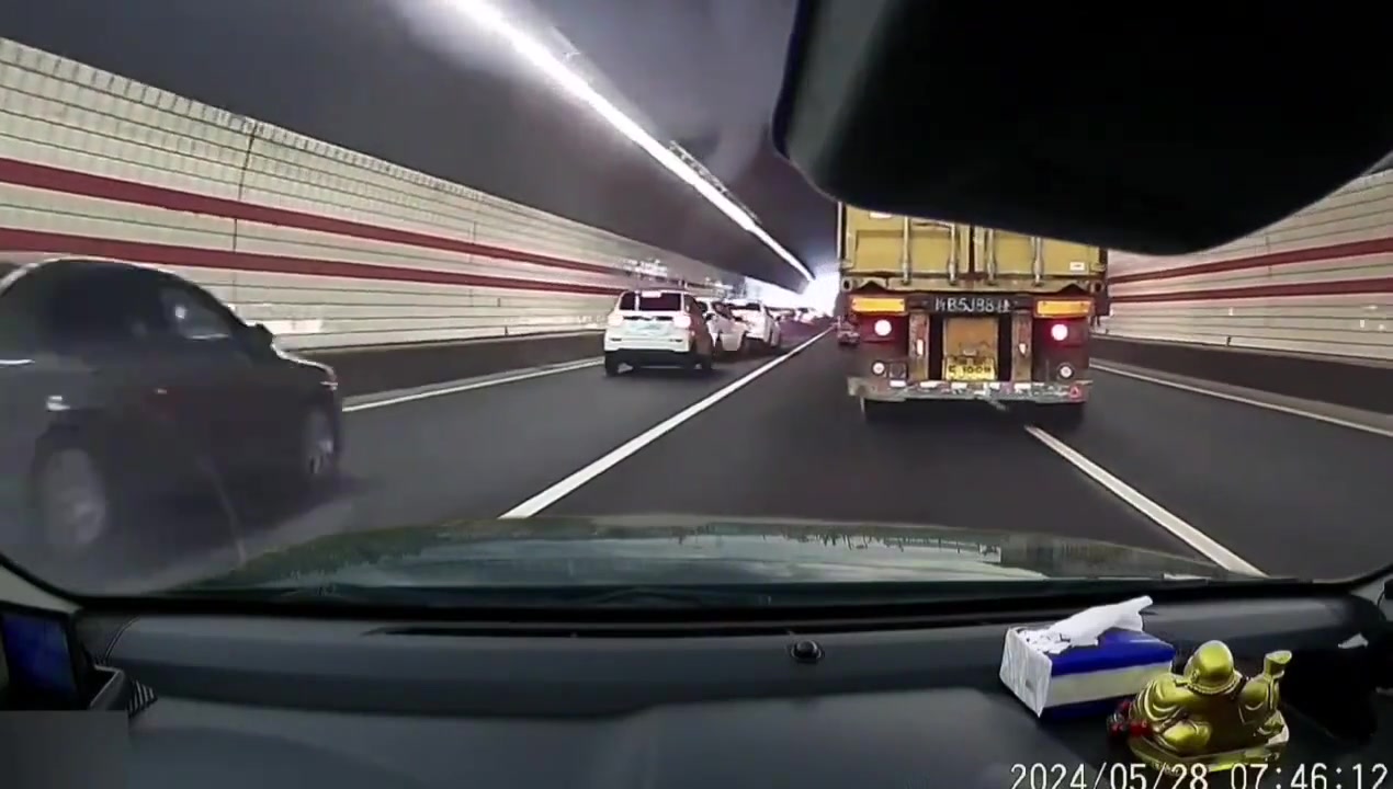 货车坐姿高看的远一点，看到前面大货车打双闪，就要注意减速了