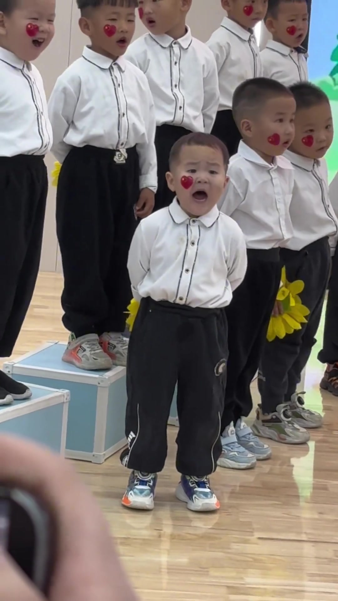 全身都在发力，只为他的妈妈表演