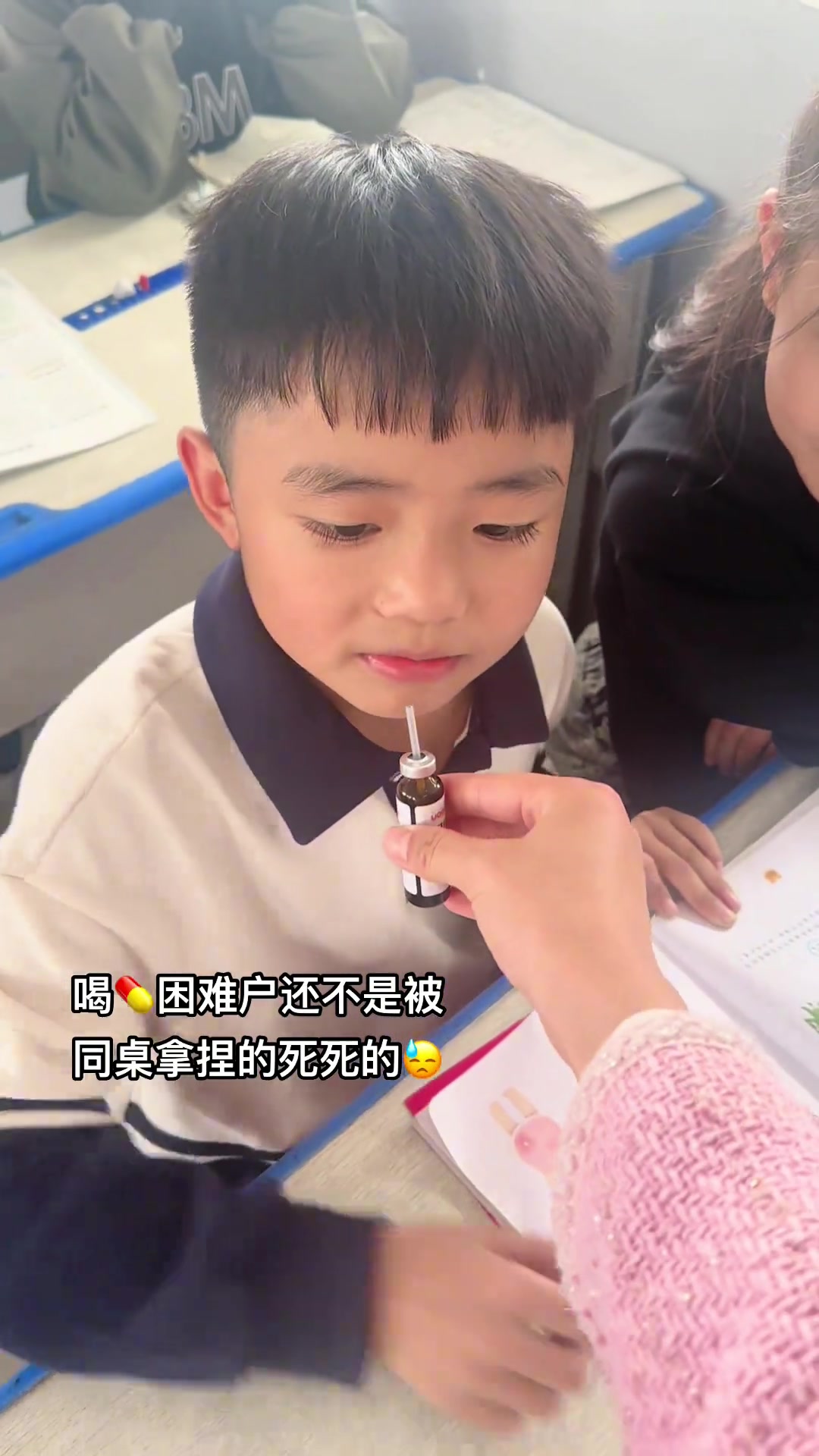喝药困难户，这不喝的挺麻溜的么