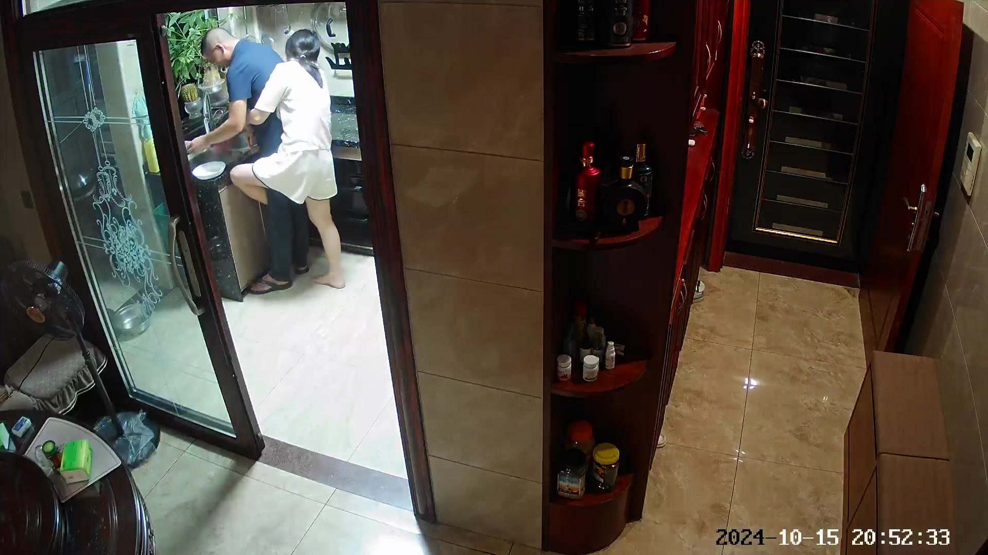 这么着急老公在洗碗，老婆从后面死亡缠绕！！