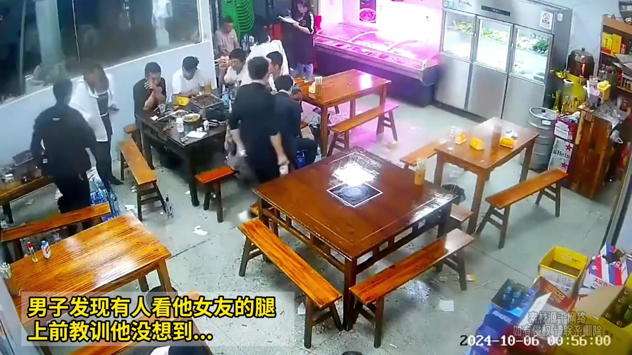 男子发现有人看他女友的腿上前教训他没想到...