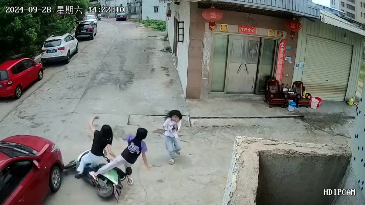 啊！三名女子出车祸后，弃车跑走！