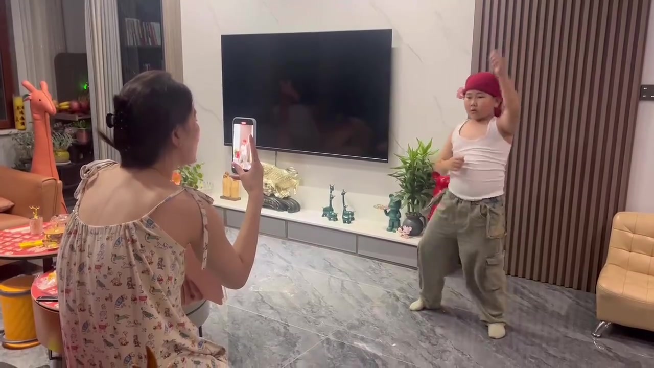哪有欺负弟弟的姐姐！让我来治她！