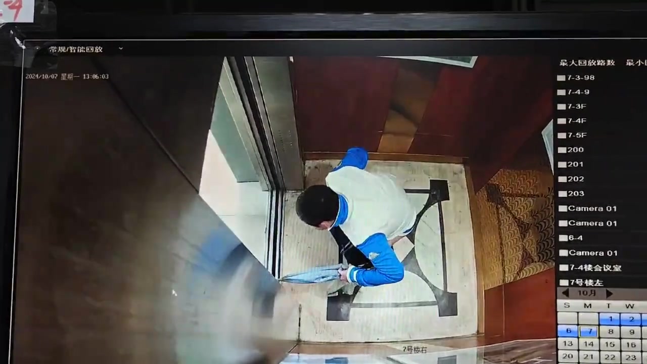一下都憋不住吗！就一定要在电梯里解决