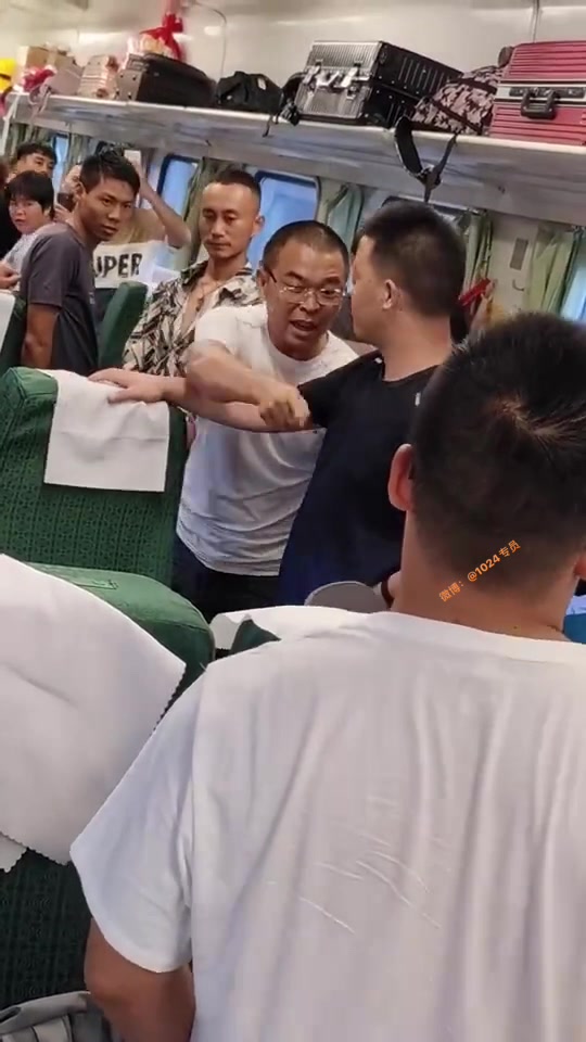 列车上男子脱鞋引发邻座乘客不满，男子强词夺理认为自己没错！