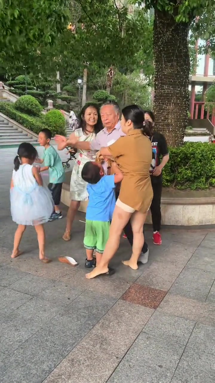 小朋友发生推搡，妈妈都感觉自己的孩子吃亏，于是互相撕扯起来了