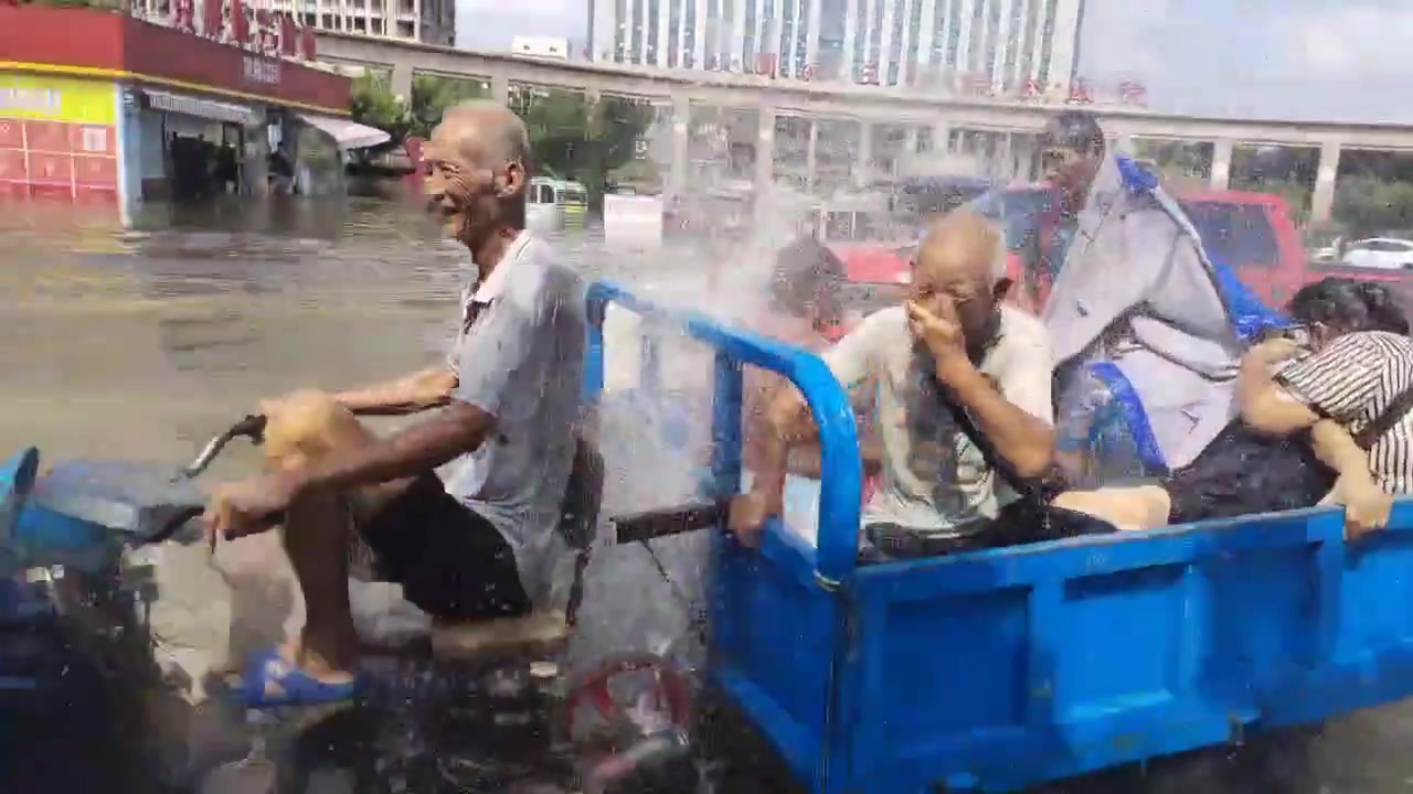 后面的大爷免费洗了一个头！