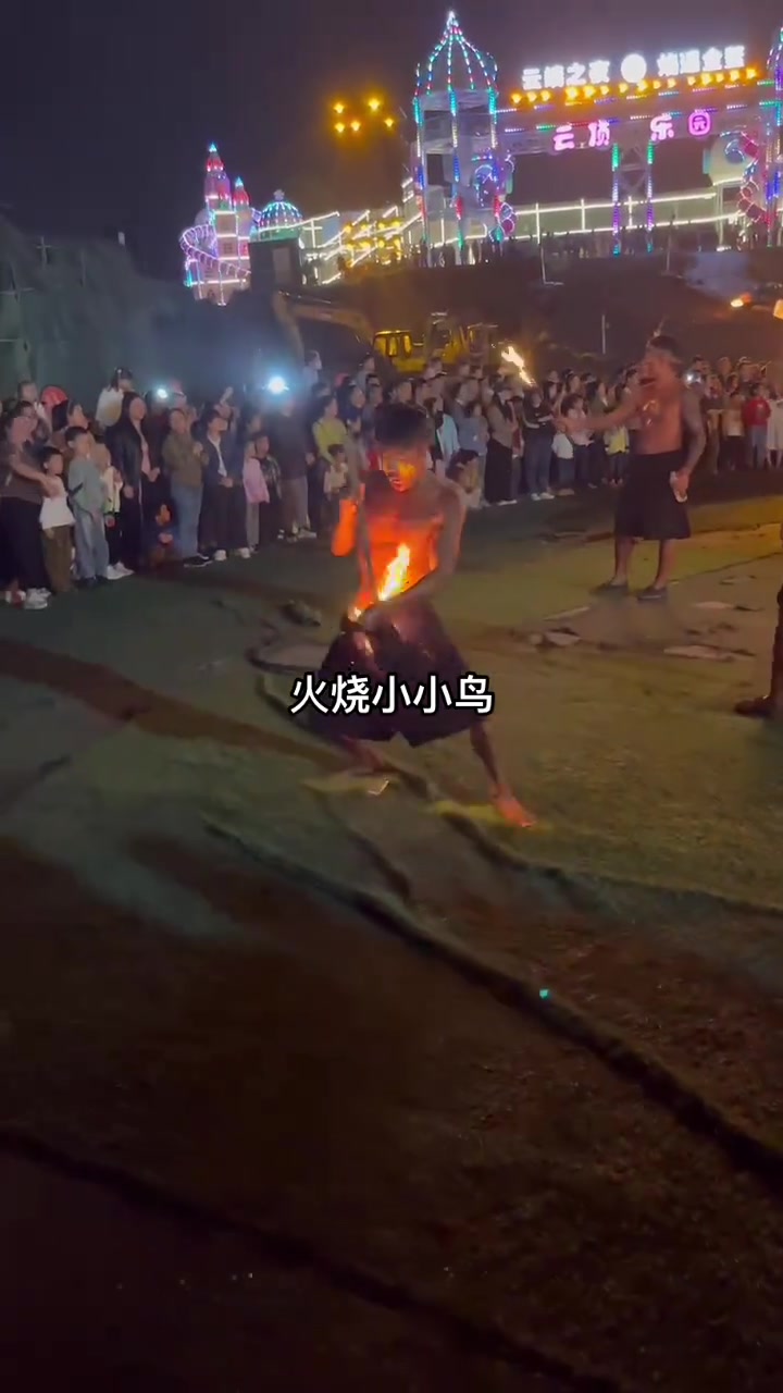 男子差点兄弟不保！大姨在一旁笑的很是开心！