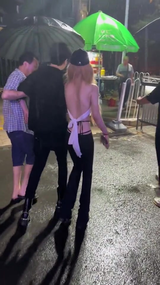 这样的乘客也敢拉，不怕半道吐车里嘛