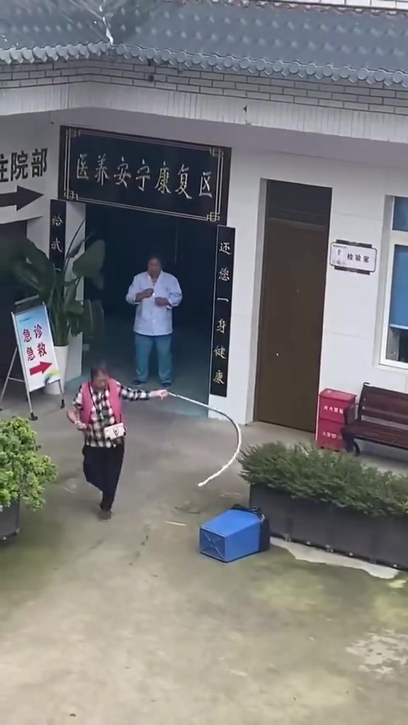当蛇遇上大妈，已老实！！