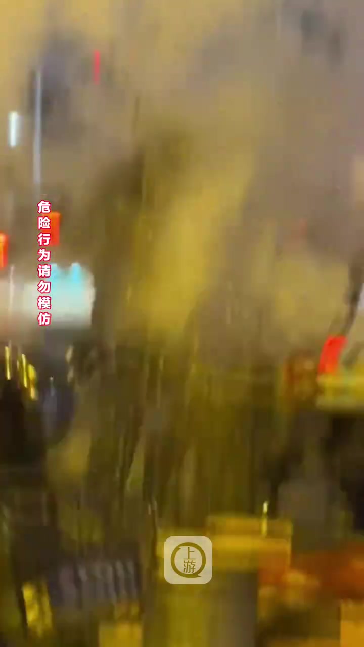 大爷用爆米花锅烤栗子一声巨响全炸飞，万幸人没事