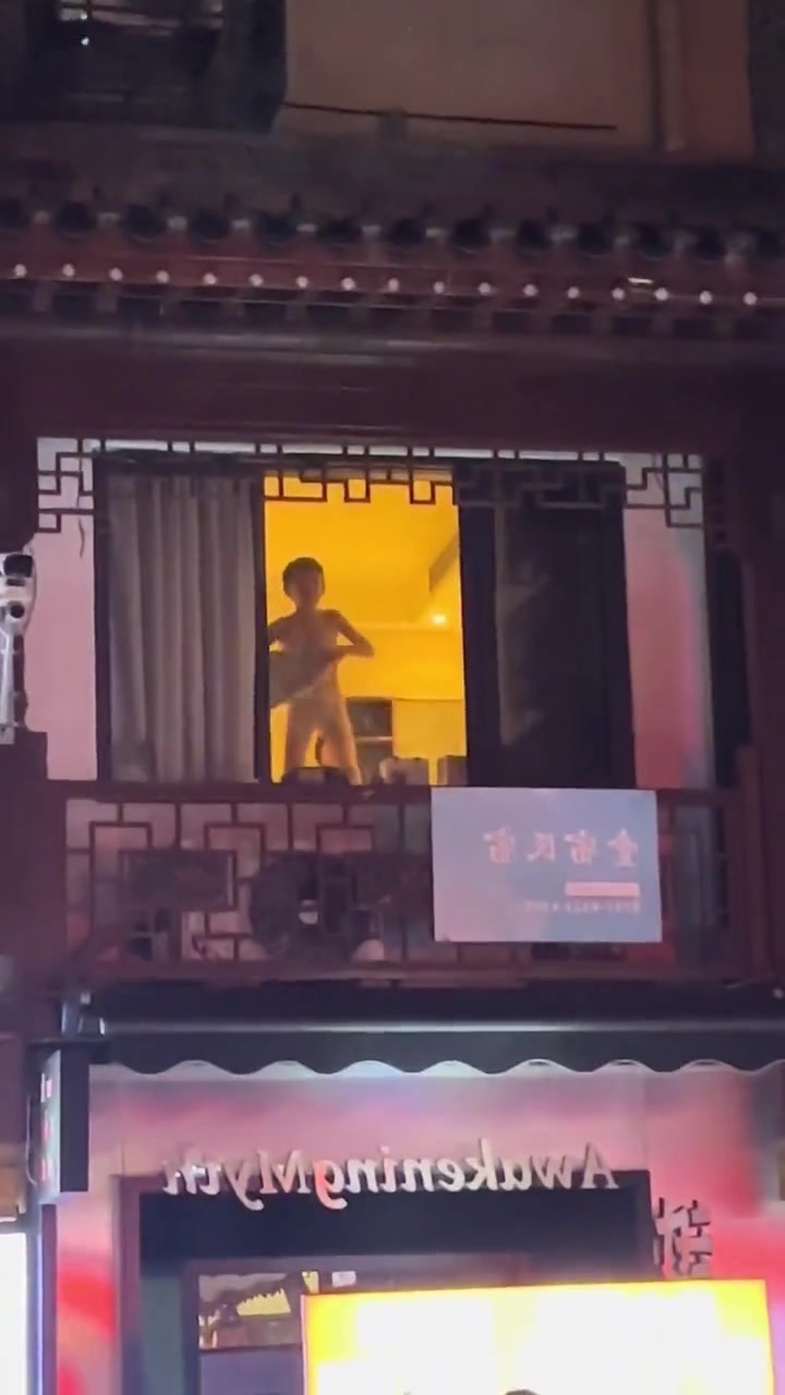 居然不穿衣服在窗边跳舞！楼下全是观众