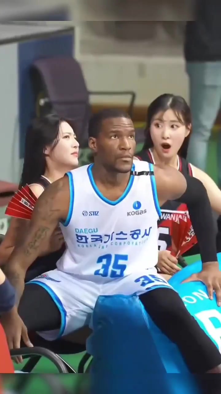 小姐姐这是是惊喜还是惊吓