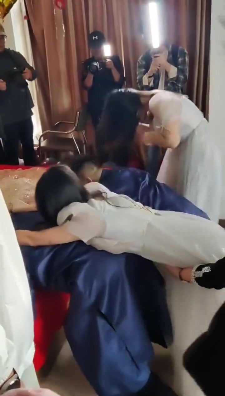 你俩是会戏耍伴娘的呀