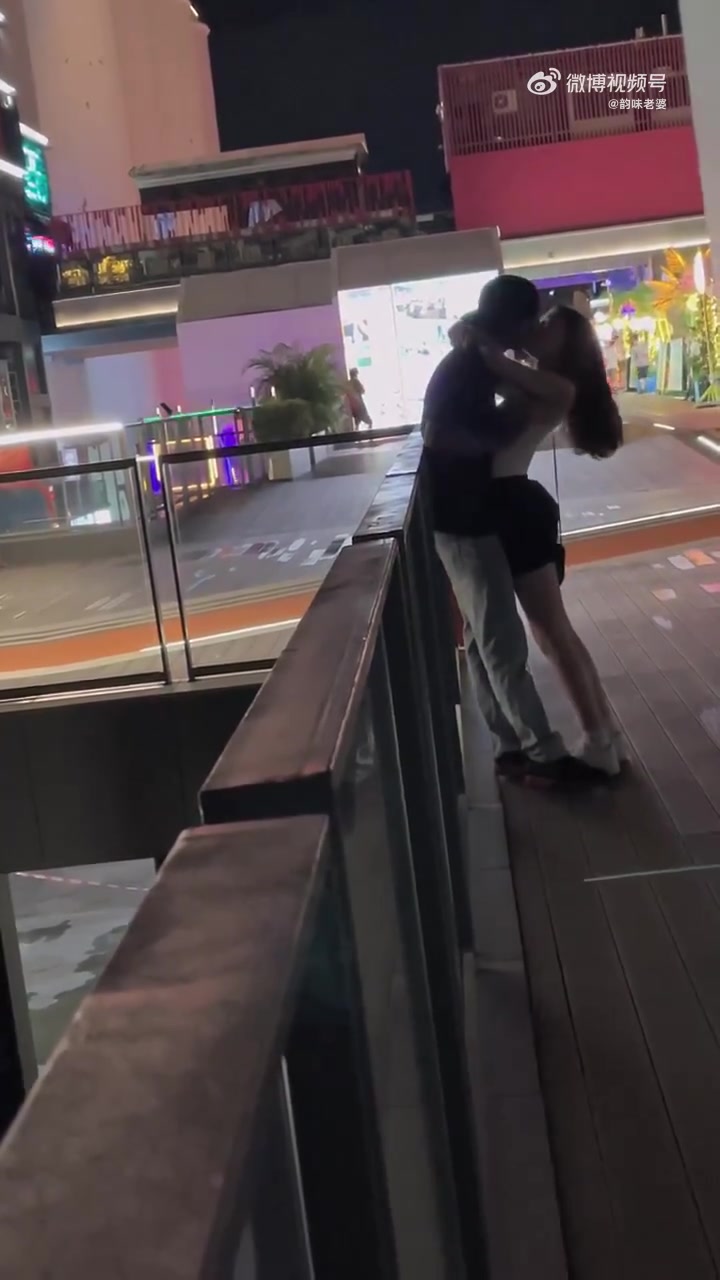 女子和黑人男友在街边就开始腻歪