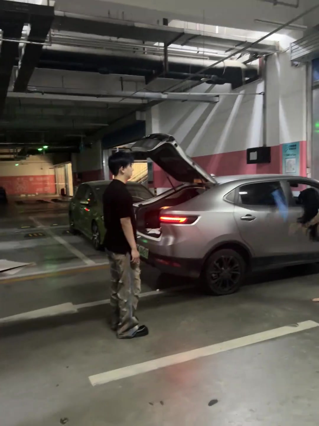 情路吵架地下车库砸车，年轻人的爱情好复杂呀！！