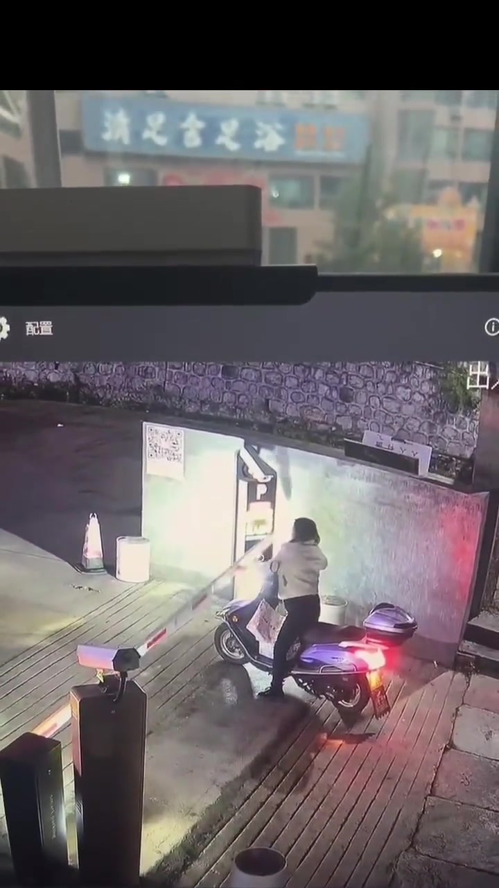 这大姐是个人才！！