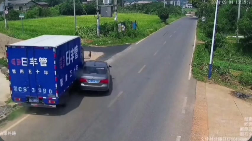 吧友们又来又来判案啦！路口左转遇超车，责任如何判