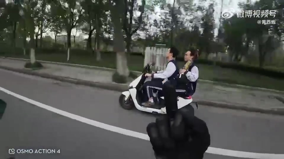 竖中指挑衅旁边学生，这不是活该嘛，舒服了！